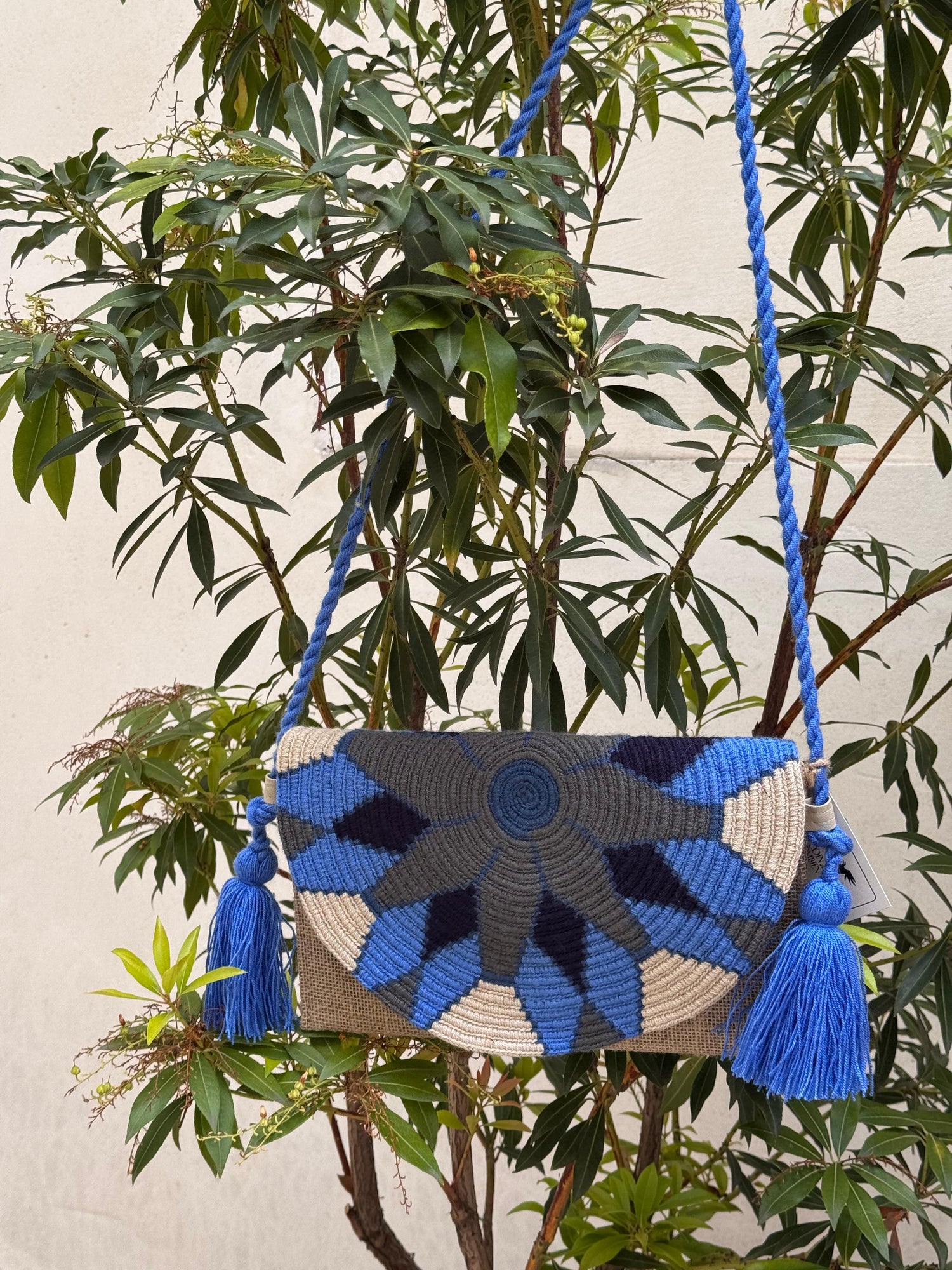 Pochette en toie de jute et tissée a la main en laine 